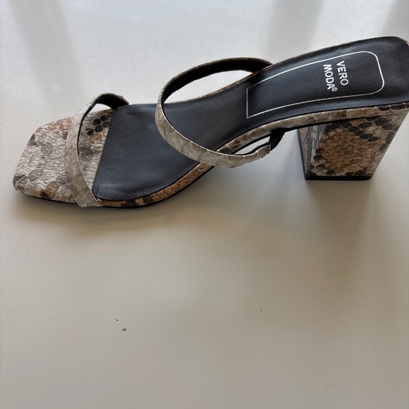 Vero Moda square toed strappy , heeled sandals size 38 - Picture 1 of 4